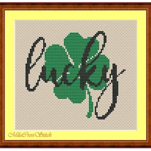 Puede incluir: Patrón de punto de cruz de un trébol de cuatro hojas con la palabra "lucky" escrita en una fuente estilizada.