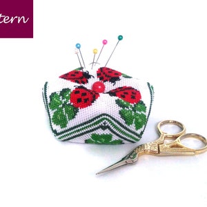 Kreuzstichmuster – Biscornu mit Marienkäfer – Einfaches St. Patrick’s Day Design – Kleeblatt