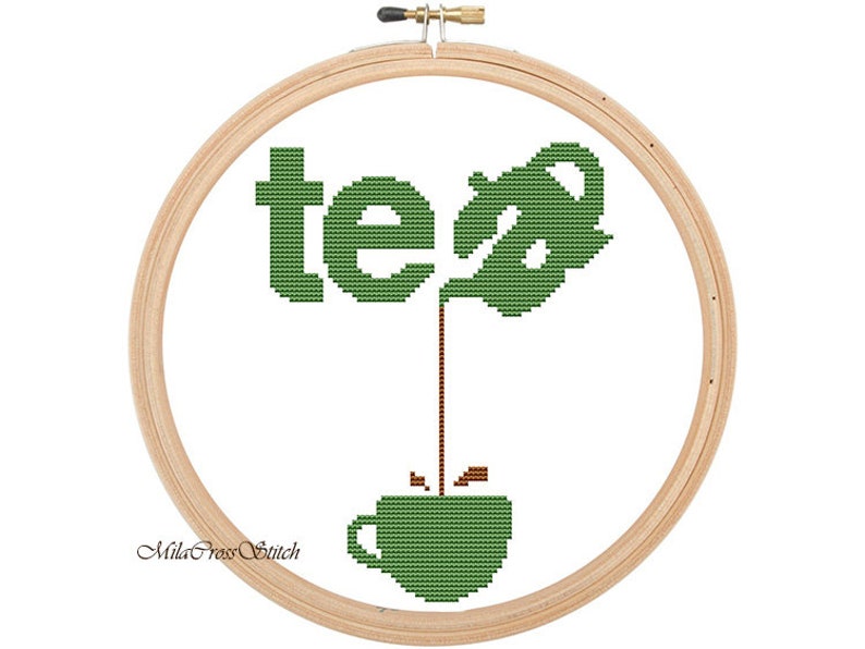 Pode incluir: Aro de bordado de ponto cruz com um bule de ch&aacute; verde despejando ch&aacute; em uma x&iacute;cara de ch&aacute; verde. A palavra "ch&aacute;" &eacute; bordada em verde.