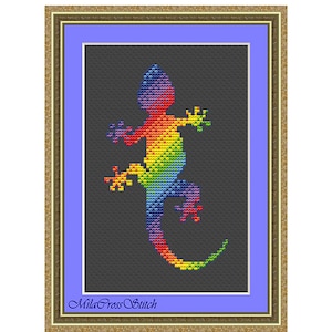 Könnte beinhalten: Ein Regenbogenfarbener Gecko-Kreuzstichmuster auf schwarzem Hintergrund. Das Muster ist in einem goldenen und blauen Rahmen gerahmt. Der Text "Mila Cross Stitch" befindet sich in der linken unteren Ecke des Rahmens.