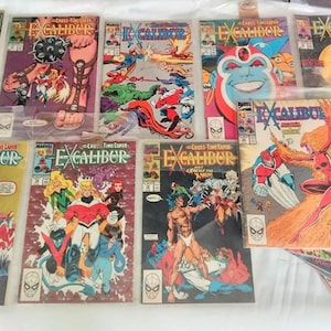 Könnte beinhalten: Eine Sammlung von 12 Comics mit dem Titel "Excalibur" mit verschiedenen Covern, die unterschiedliche Charaktere und Szenen zeigen. Die Comics sind in gutem Zustand und scheinen aus den 1980er oder 1990er Jahren zu stammen.