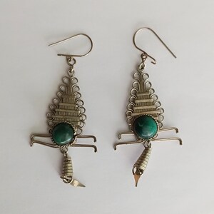 Orecchini pendenti vintage anni 2000 in stile etnico, con lavorazione in filo argentato e pietra semipreziosa verde (forse malachite?).