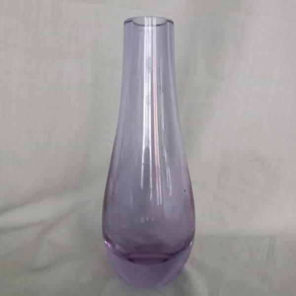 Vintage Caithness Alexandrite Neodymium Purple glass vase 7.5"