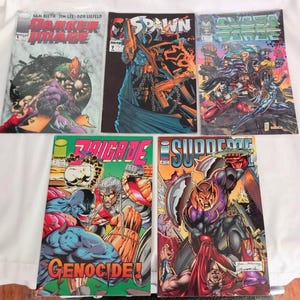Puede incluir: Una colección de cinco cómics con los personajes Spawn, Darker Image y Cyber Force. Las portadas son coloridas y presentan escenas llenas de acción.