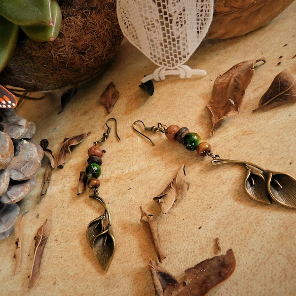 Longues boucles d'oreilles, bijou inspirée de la nature. Pendentif feuille, perles en bois marron et vert. Boucle féérique.