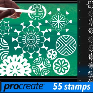 Può includere: Un display di arte digitale con una varietà di disegni di timbri geometrici bianchi su sfondo verde. La parola "Procreate" è visibile, insieme al testo "55 stamps". Una mano tiene una penna sopra lo schermo.