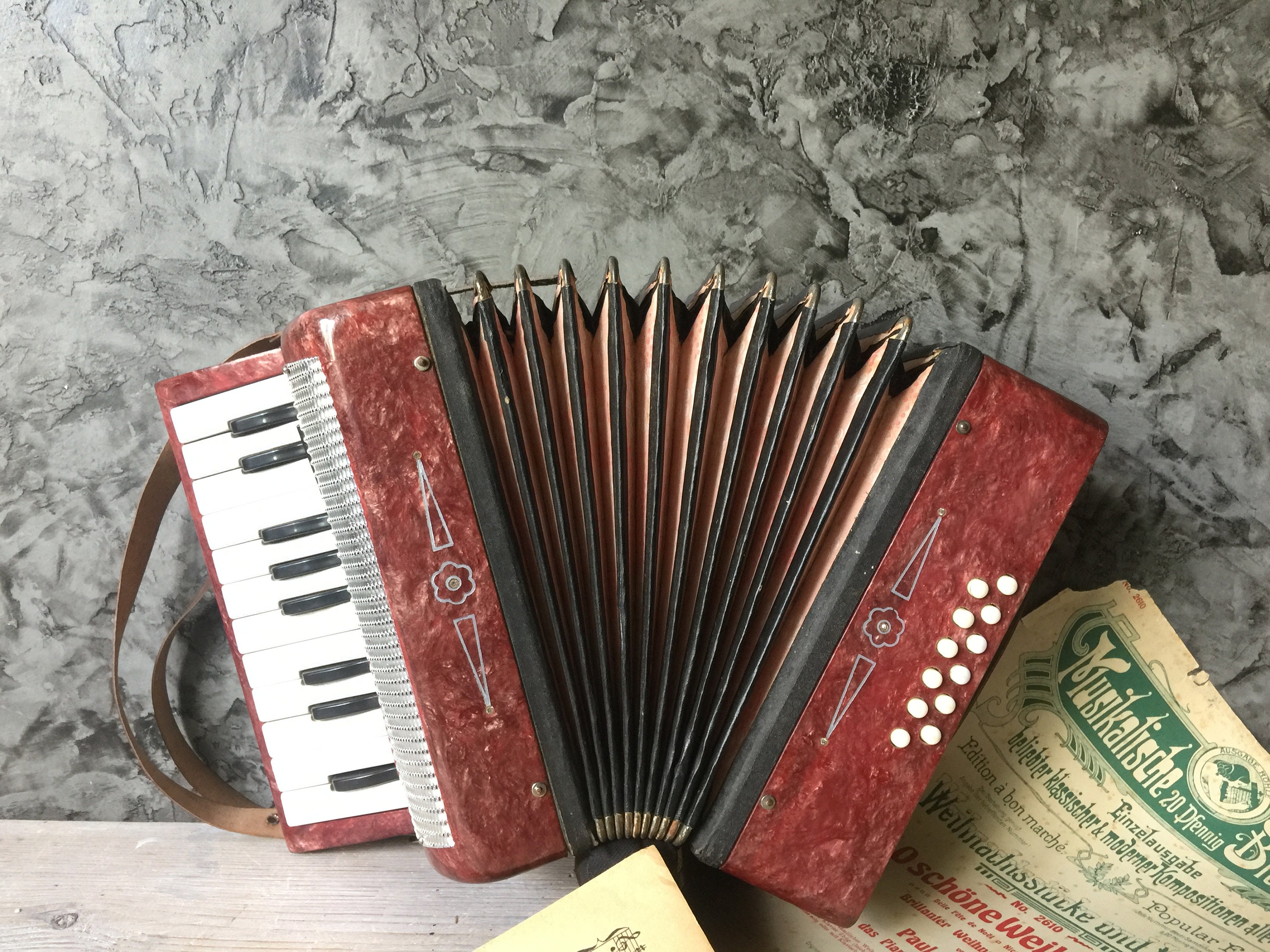Ancien accordéon pour enfant – Luckyfind
