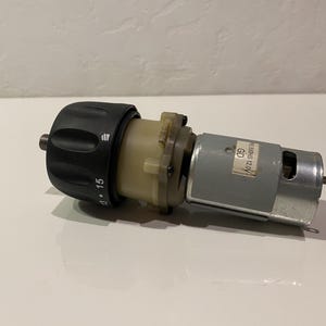 Motor eléctrico de 12 voltios con caja de cambios. imagen 2