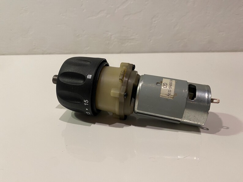 Motor eléctrico de 12 voltios con caja de cambios. imagen 2