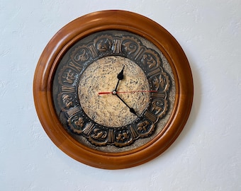 Relógio de parede artesanal de madeira com signos do zodíaco, decoração para o horóscopo.