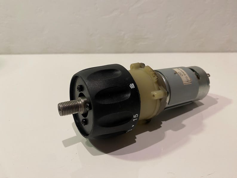 Motor eléctrico de 12 voltios con caja de cambios. imagen 1