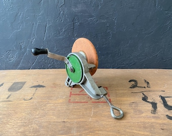 Afilador de cuchillos antiguo, afilador de banco primitivo, herramienta de manivela