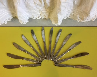 Juego de 12 cuchillos de mesa vintage de acero inoxidable, fabricados en Letonia.