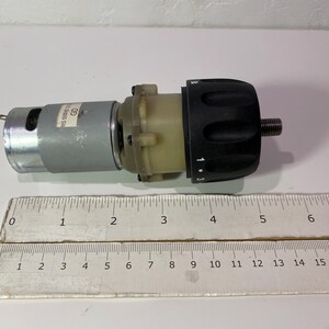 Motor eléctrico de 12 voltios con caja de cambios. imagen 3