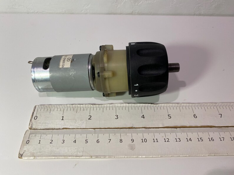 Motor eléctrico de 12 voltios con caja de cambios. imagen 3