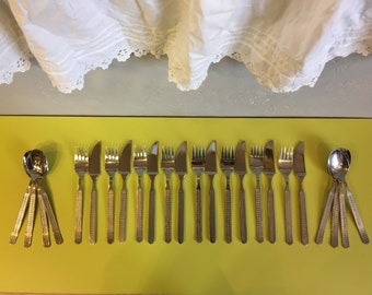 Ensemble inutilisé de 8 couteaux, 8 fourchettes, 8 cuillères, couverts soviétiques