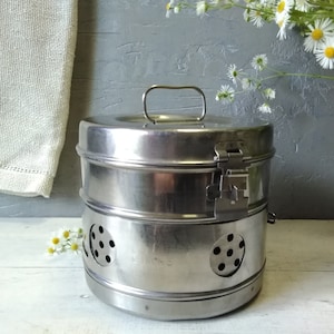 Vintage stalen medische container: ronde industriële doos met deksel