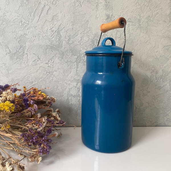 Puszka na mleko emaliowana w stylu vintage: niebieska puszka, rustykalny wystrój kuchni