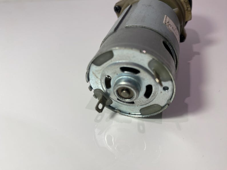 Motor eléctrico de 12 voltios con caja de cambios. imagen 7