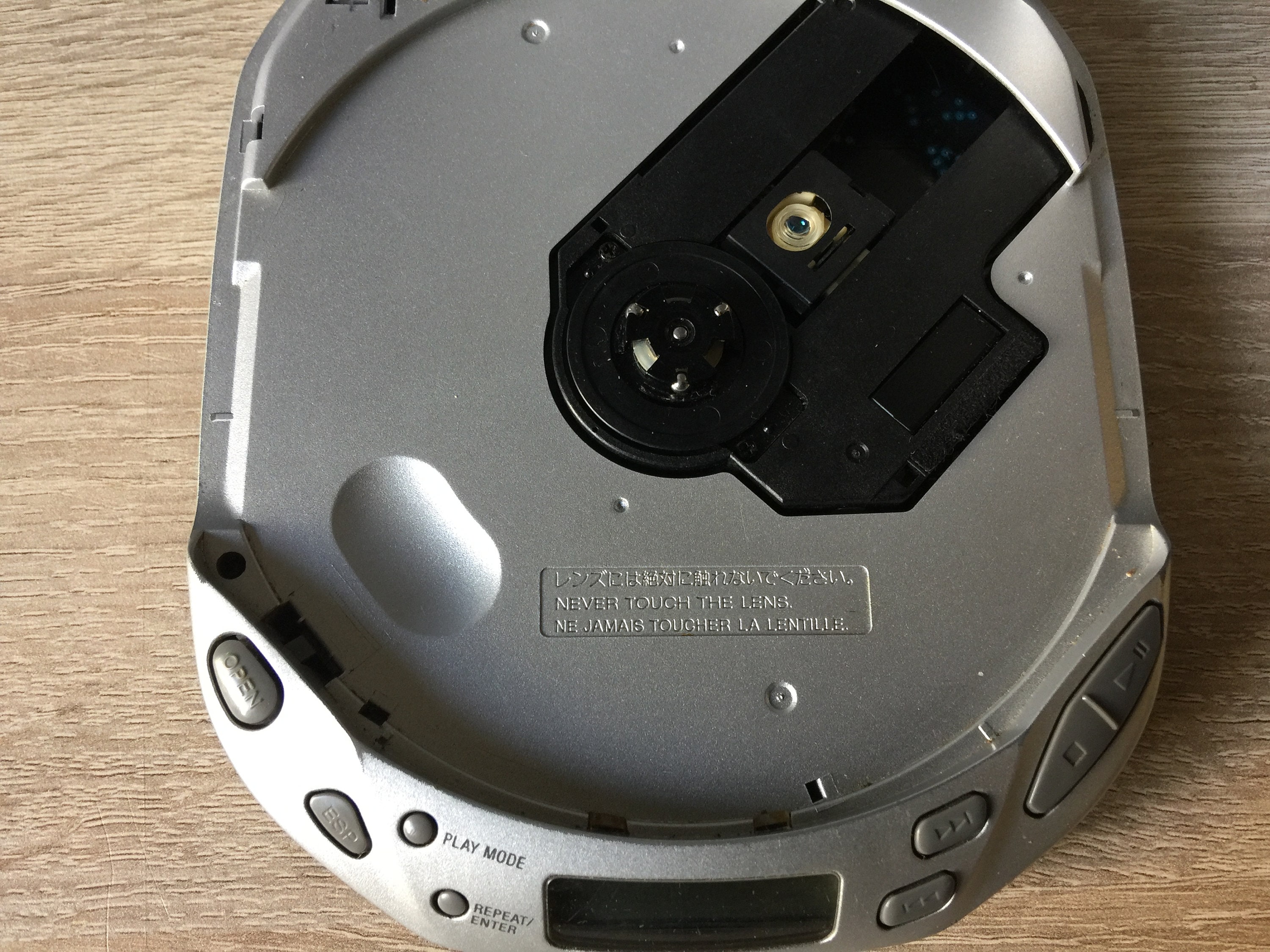 Винтажный компакт-дисковый проигрыватель SONY D-E400AN