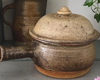 Sartén de gres esmaltado, plato antiguo de gres, cocina rústica, estilo campestre chic