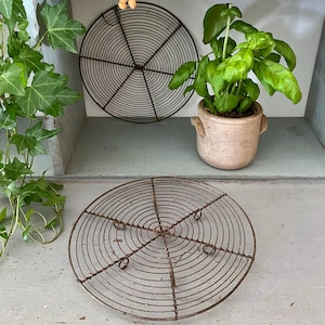 Antiek taartrek, draadtaartrek, koelrek, vintage gebak, landelijke keuken