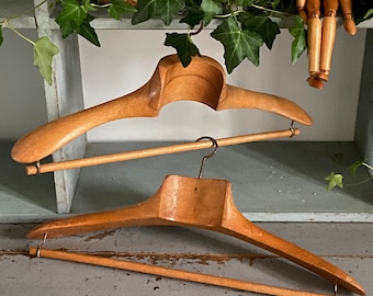 Paar oude houten hangers, gelakte houten hangers, kledinghaken, kledingopslag, cadeau