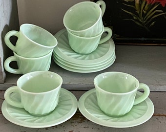 Tasses et soucoupes opaline mint, vaisselle jadéite menthe, service à café Tourbillon, Art Deco, art de la table vintage