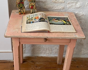 Ancien petit bureau d'enfant, table enfant, table rose, wabi Sabi, chambre enfant