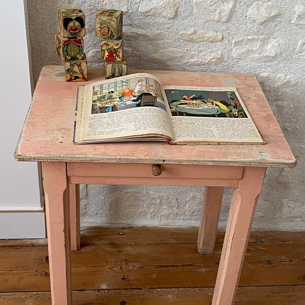 Ancien petit bureau d'enfant, table enfant, table rose, wabi Sabi, chambre enfant