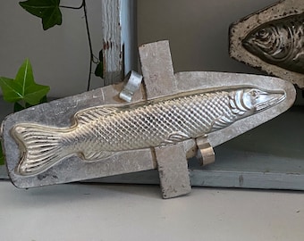 Alte Schokoladenform „Fisch“, Küchendekoration, rustikale Landschaft, Metallformen, Gebäck