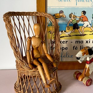 Petit fauteuil enfant en rotin tressé pour poupée début XXe L5305
