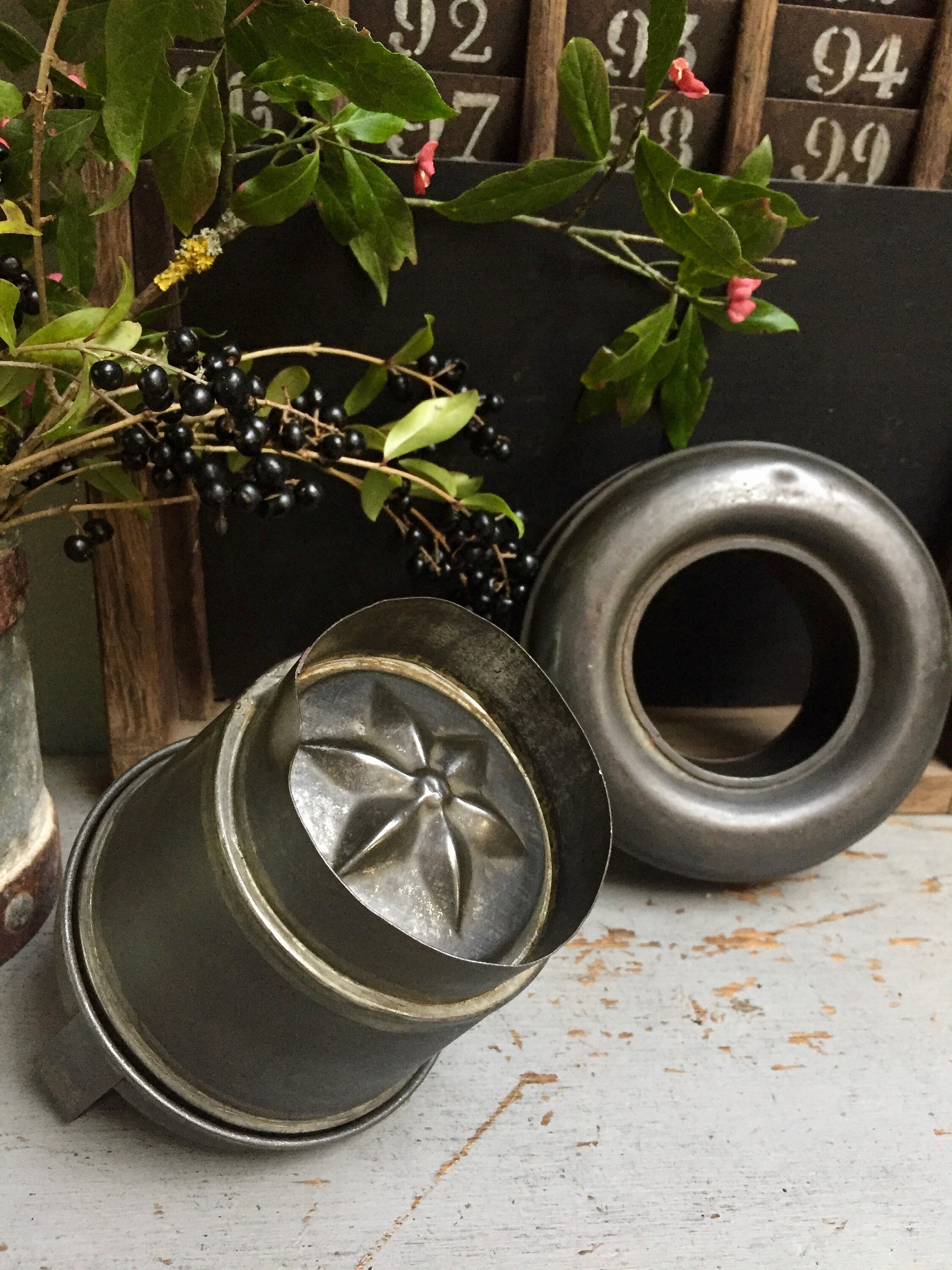 Paire d'anciens Moules à Patisserie, Campagne Rustique, Métalliques