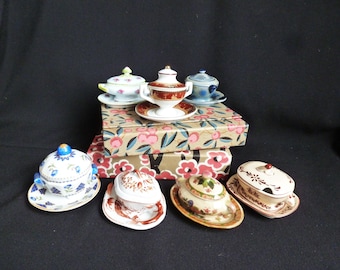 Set van 7 miniatuur porseleinterrines, verzameling miniatuur porseleinterrines, woonkamerdecoratie, miniatuurvitrine.