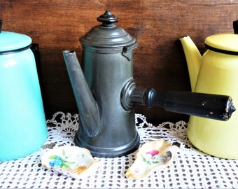 Oude tinnen chocolademaker, vintage koffiekan, tinnen keukenpot, vintage keukengerei, landhuisdecor.