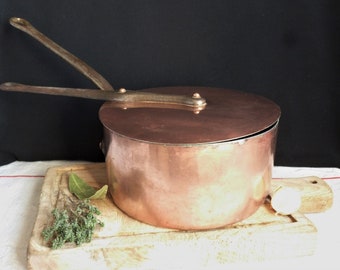 Large copper saucepan with lid, vintage copper kitchen utensil, copper cooking pot, country copper wall decor, rustic French kitchen.