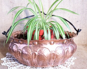 Ancienne jardinière cuivre martelé à suspendre, cache-pot cuivre avec anse fer forgé, pot à plantes rond en cuivre, déco jardin d'intérieur.