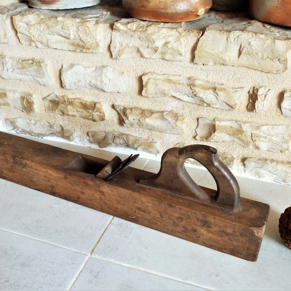 Ancien grand rabot en bois, raboteuse manuelle vintage bois, vieux outils de coupe en bois, accessoire de menuiserie bois, France rustique.