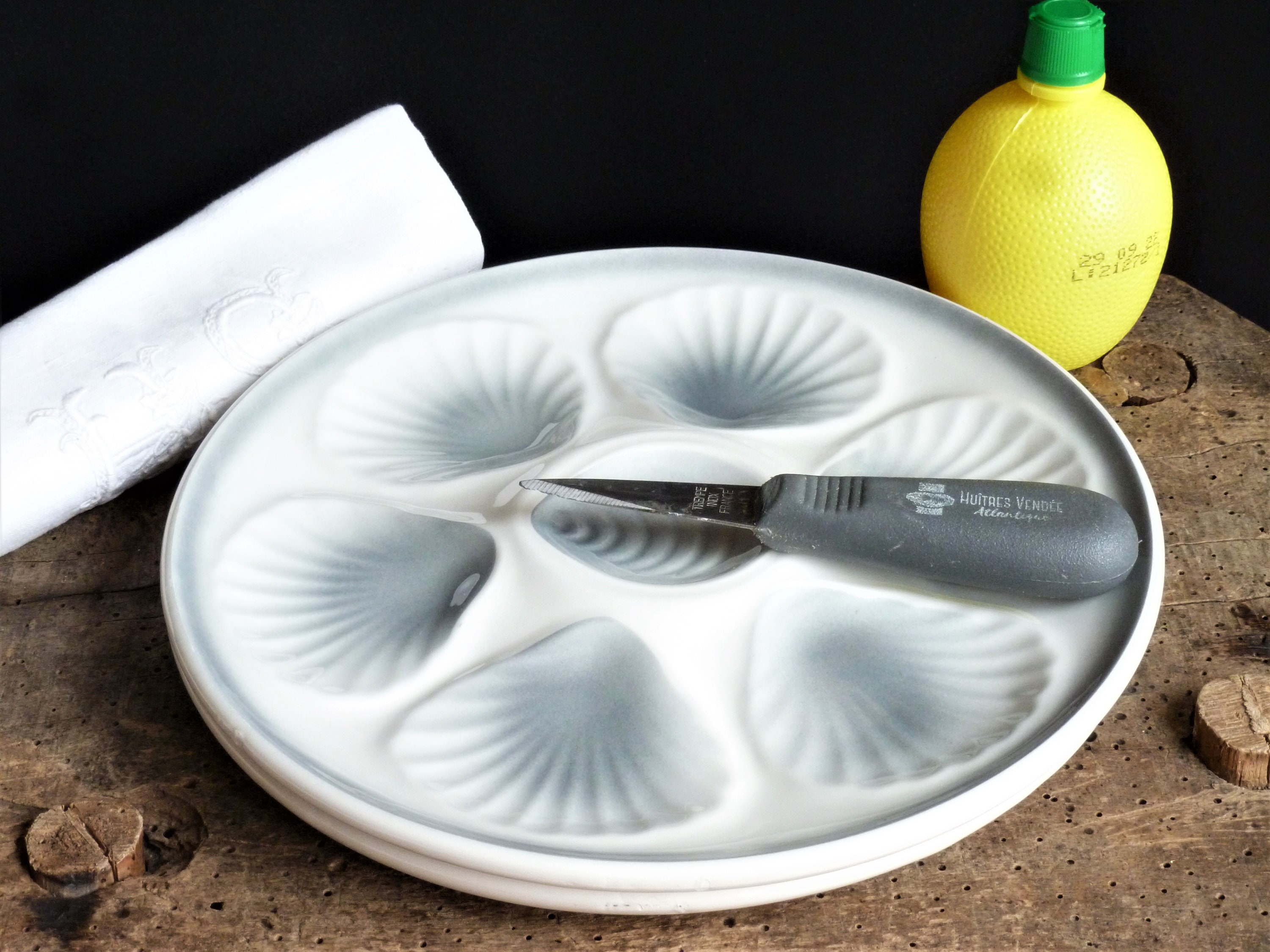 2 Assiettes à Huîtres Blanc et Gris, Service Fruits de Mer, Assiette Barbotine Blanche, Fête Blanche