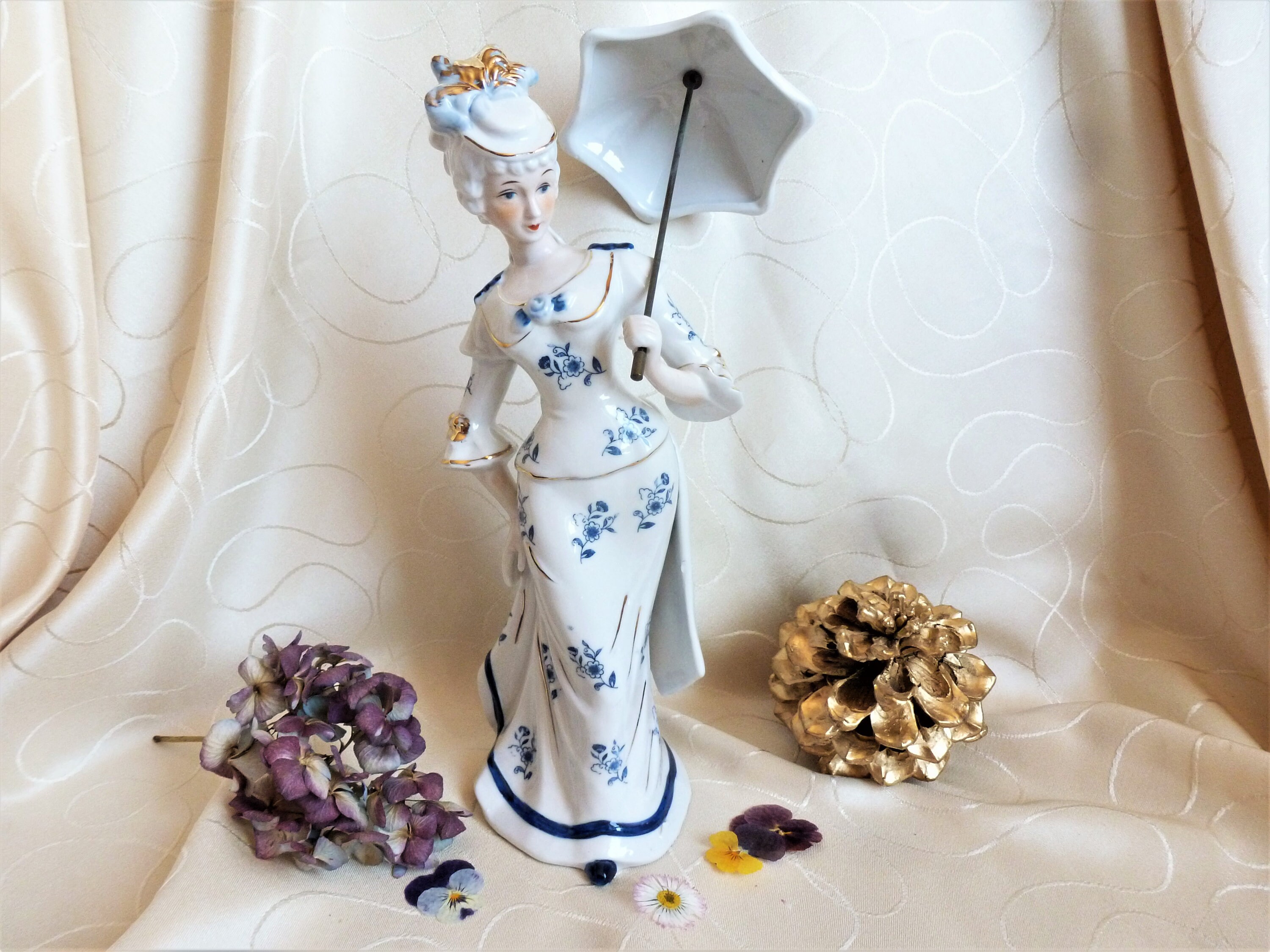 ビクトリア朝の陶器の女性の置物、陶器の傘、ロマンチックな女性の像