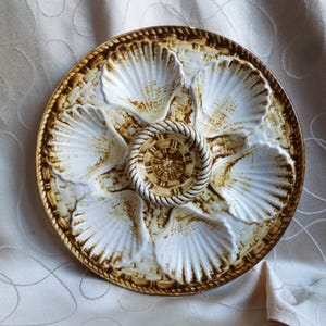 白いオイスタープレート 2 枚、白いセラミックのシーフード セット