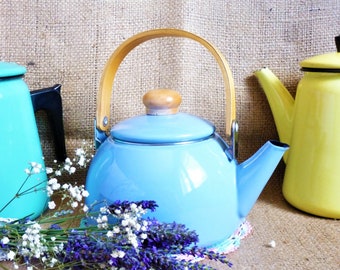 Old blue enamelled kettle, lavender blue enamelled tea kettle, enamelled metal kitchen utensil, 1950 kitchen decoration, country kitchen.