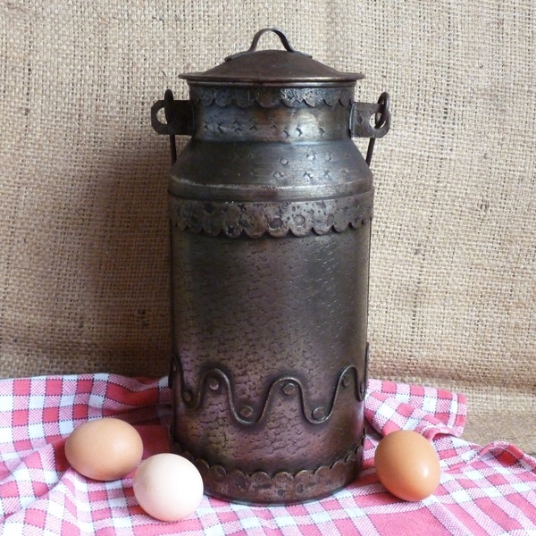 RARE: Antique pot à lait en métal, laitière vintage en métal martelé, pot de ferme à lait, ustensile de ferme vintage, déco campagne France.