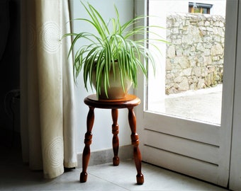 Taburete campestre rústico en madera maciza de abeto, macetero rústico de madera, mesa pedestal de madera, regalo de decoración interior de madera.