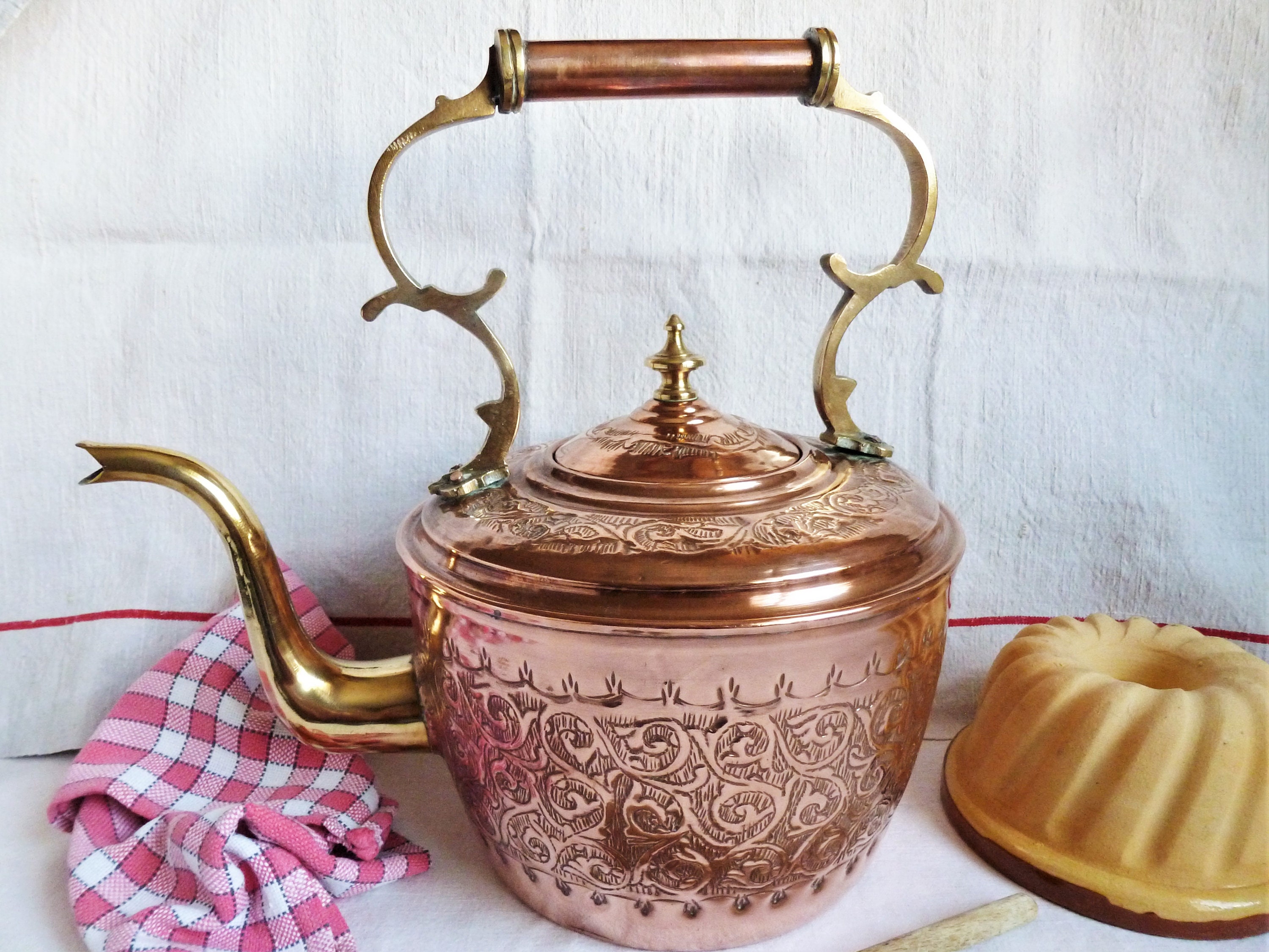 Grande Bouilloire Vintage de Cuisine en Laiton et Cuivre Repoussé, Marocaine, Décor Cuisine, Ustensi