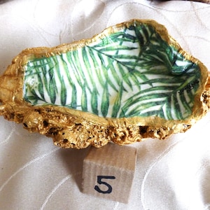 Oestertafelschelp met tropische bladdecoratie, neushoornvogelschelp, bijenschelp, tafelkom met roodborstjesschelpdecoratie.