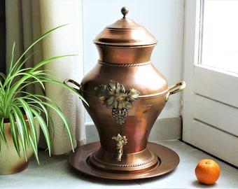 Gran fuente decorativa de cobre, Jean-Paul Thévenot "el mejor trabajador de Francia", ambiente cálido de una casa de cobre francesa.