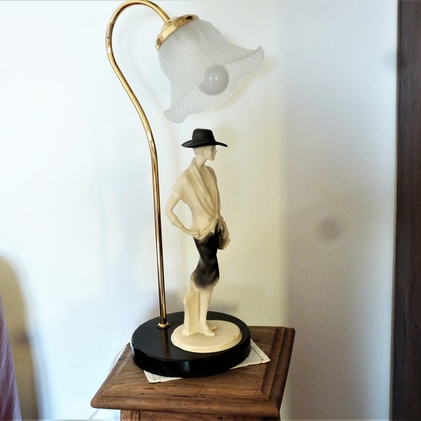 Lampe à poser col de cygne métal doré et marbre, lampe de chevet des années 1950 avec femme élégante, luminaire bohême et romantique.