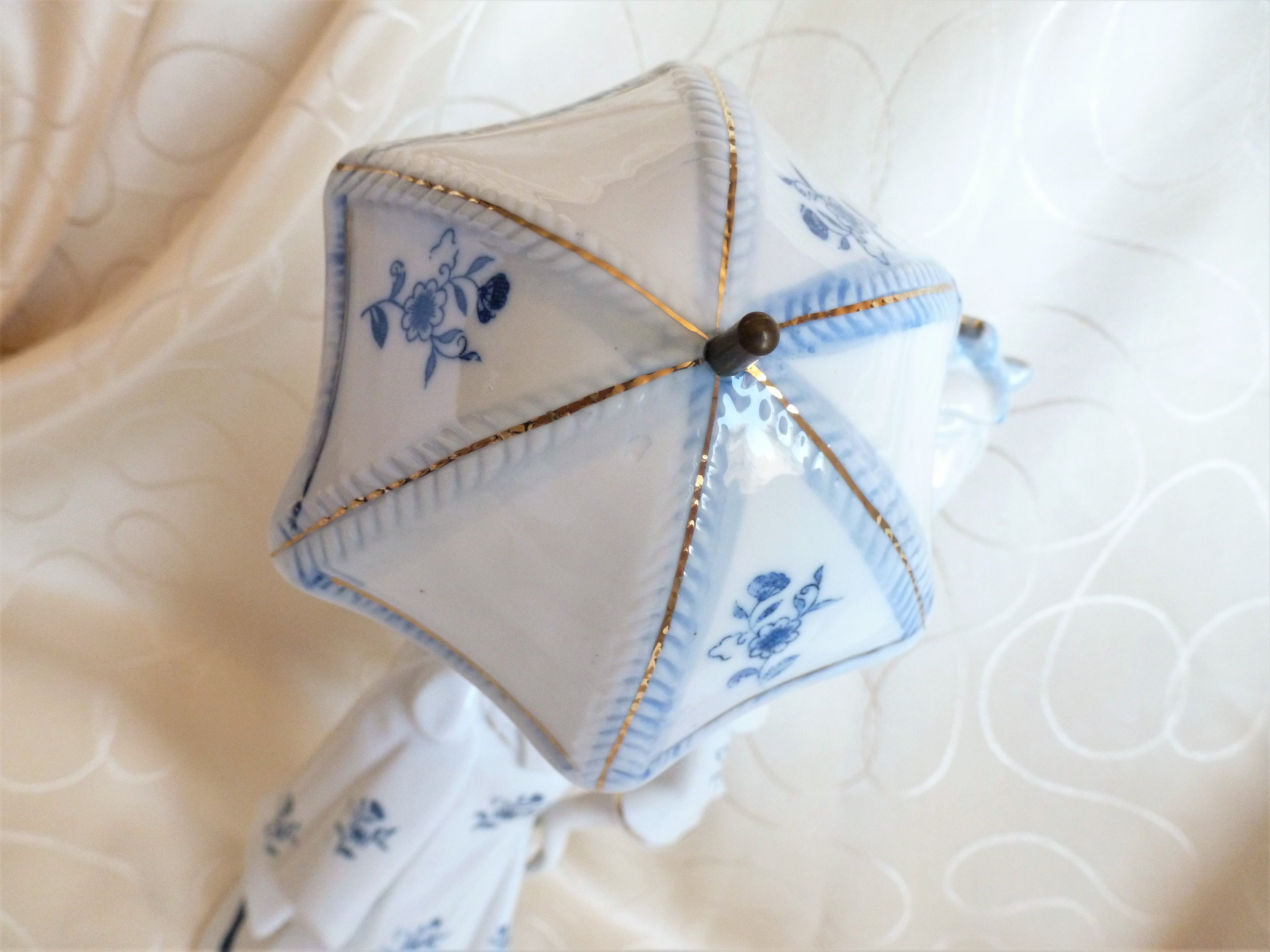 ビクトリア朝の陶器の女性の置物、陶器の傘、ロマンチックな女性の像