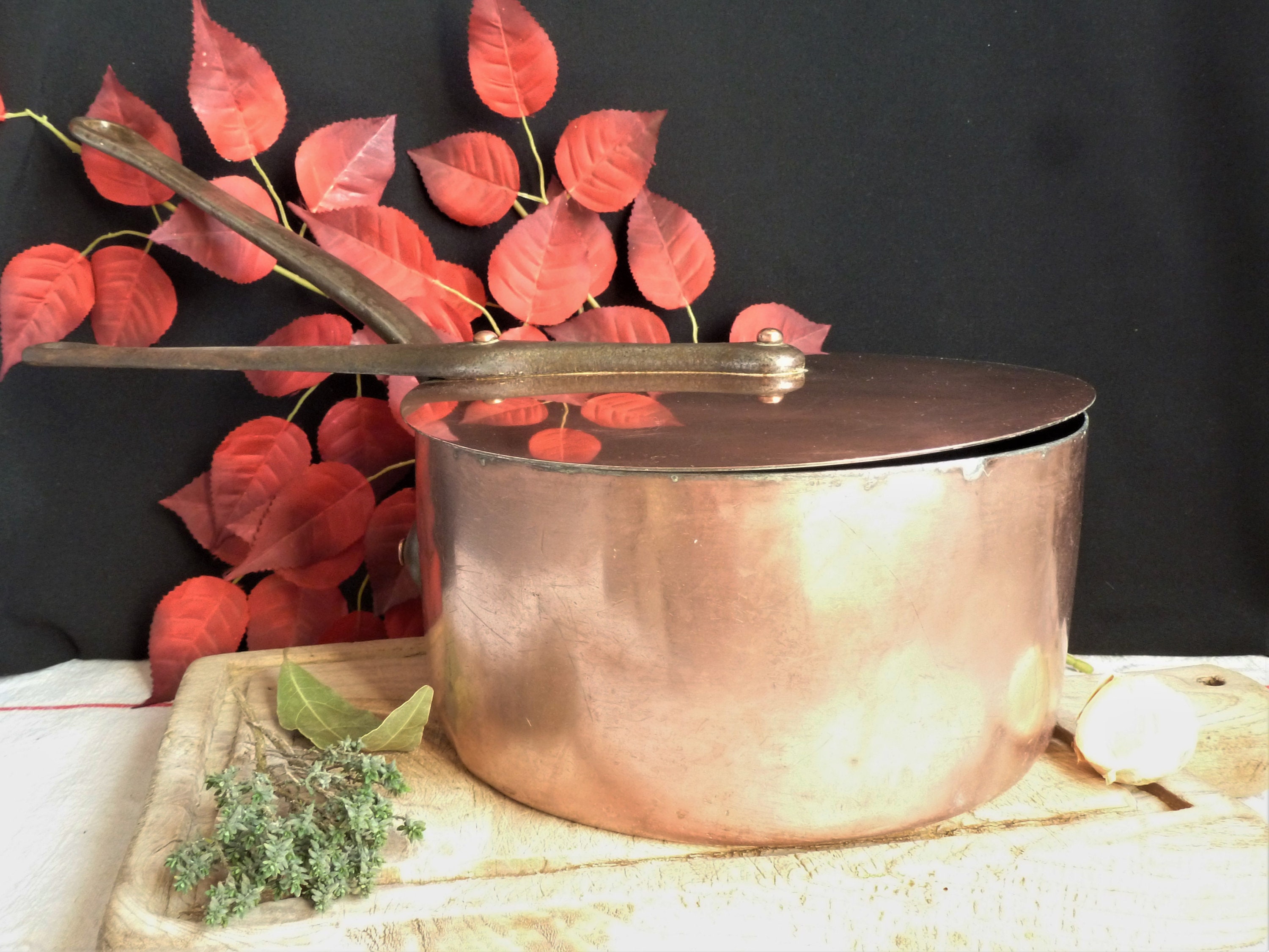 Large copper saucepan with lid, vintage copper kitchen utensil, copper cooking pot, country copper wall decor, rustic French kitchen.